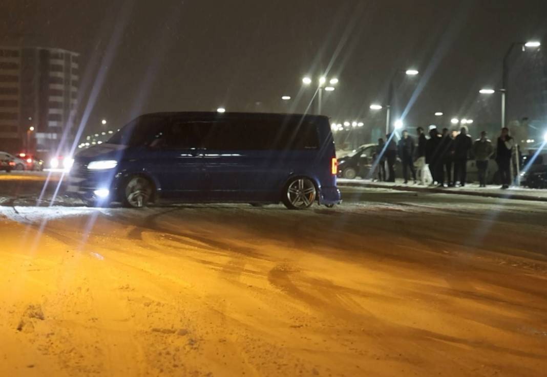 Aksaray'da tehlikeli sürüş: Karlı yolda drift attı! O anları da paylaştı! 3